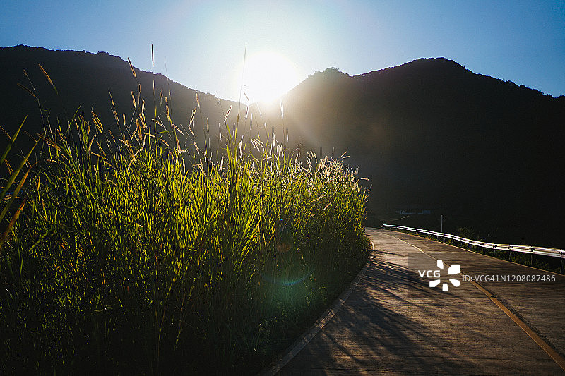 薄雾笼罩着乡村小溪村庄图片素材