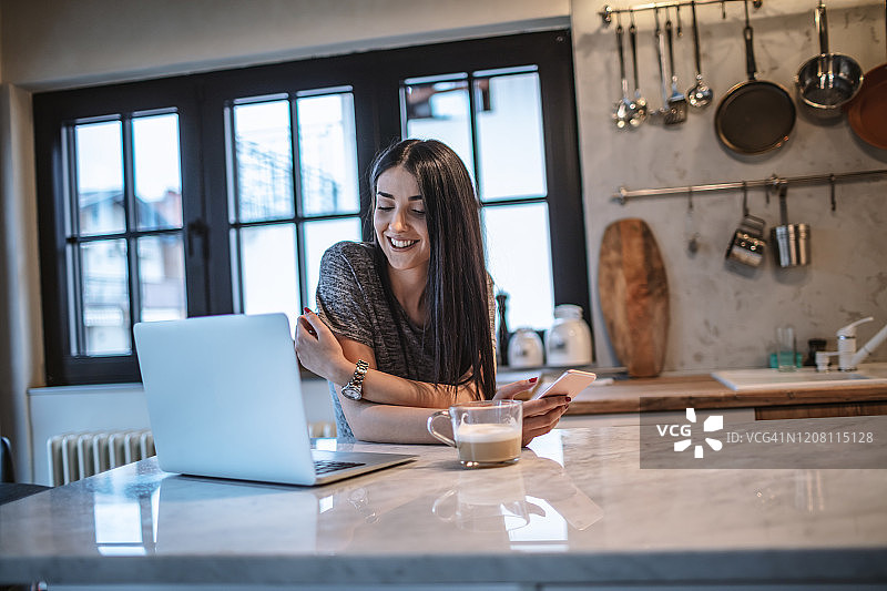 年轻女人喝早咖啡图片素材