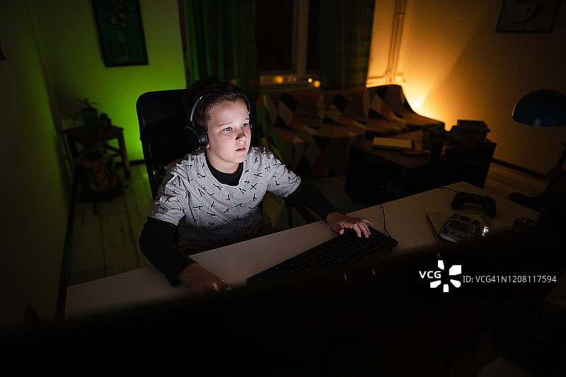 如今电子游戏在孩子们中非常受欢迎图片素材