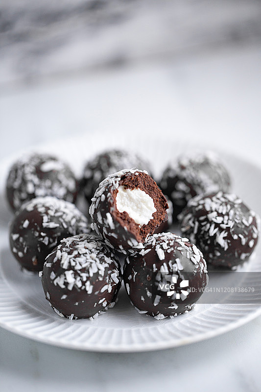 白色大理石背景上的迷你小蛋糕图片素材