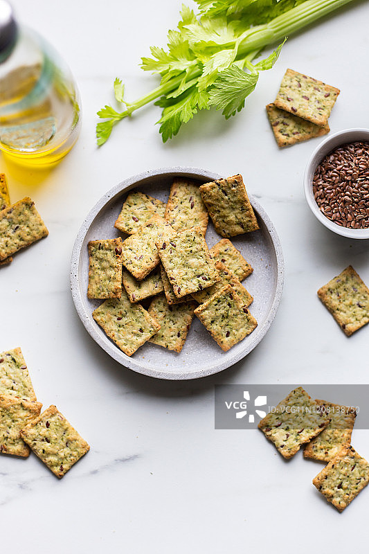 全麦黑麦脆面包、菠菜、亚麻籽和橄榄油健康零食图片素材