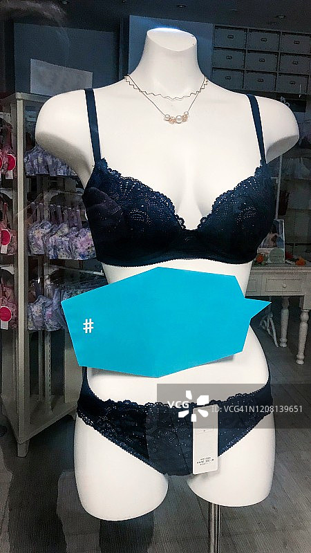 女性人体模特上的黑色内衣图片素材