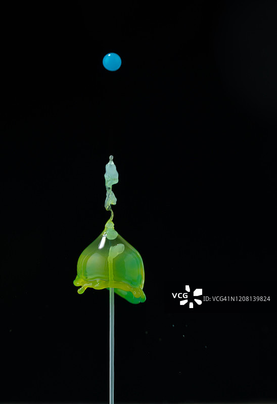 高速摄影捕捉到的半空中水滴碰撞图片素材