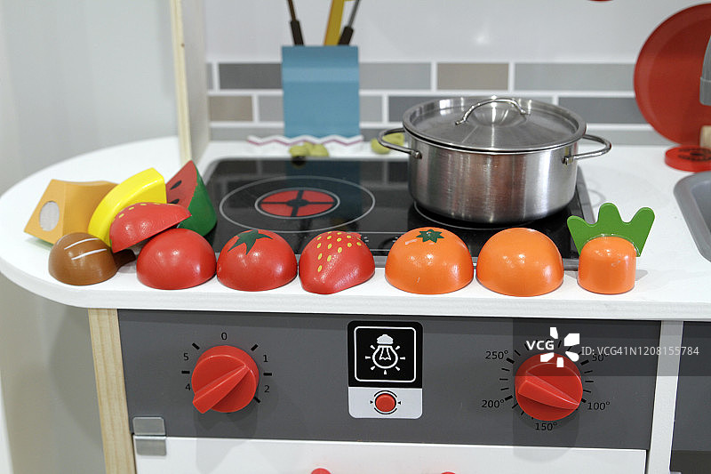 家里的玩具厨房里的玩具蔬菜和玩具水果图片素材