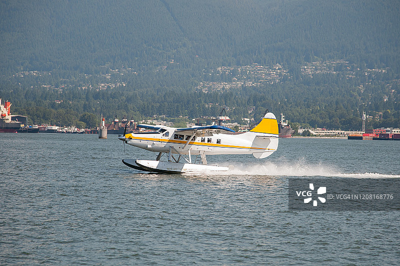 八月炎热的夏日，从温哥华港起飞的浮筒飞机图片素材