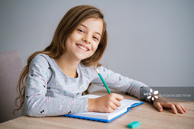 女孩写作业图片素材