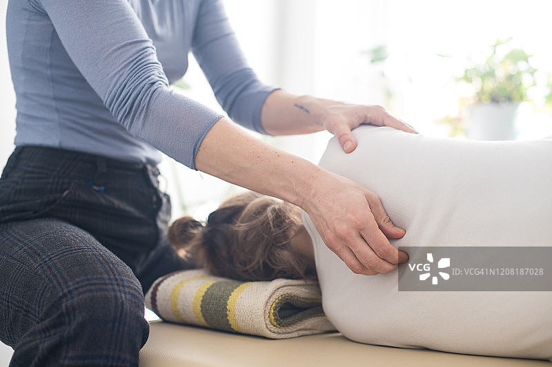 女人在她的健康工作室练习躯体运动，通过运动、身体和费登奎斯方法提高意识图片素材