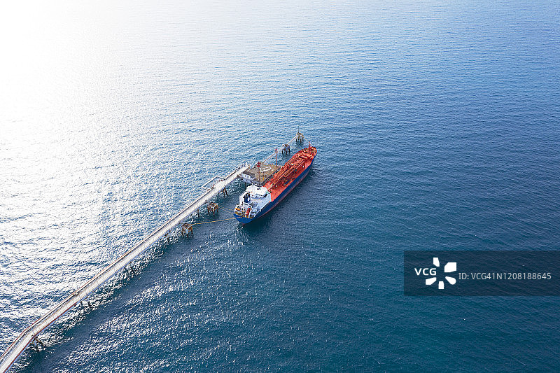 停泊在海洋管道的化学品船鸟瞰图图片素材