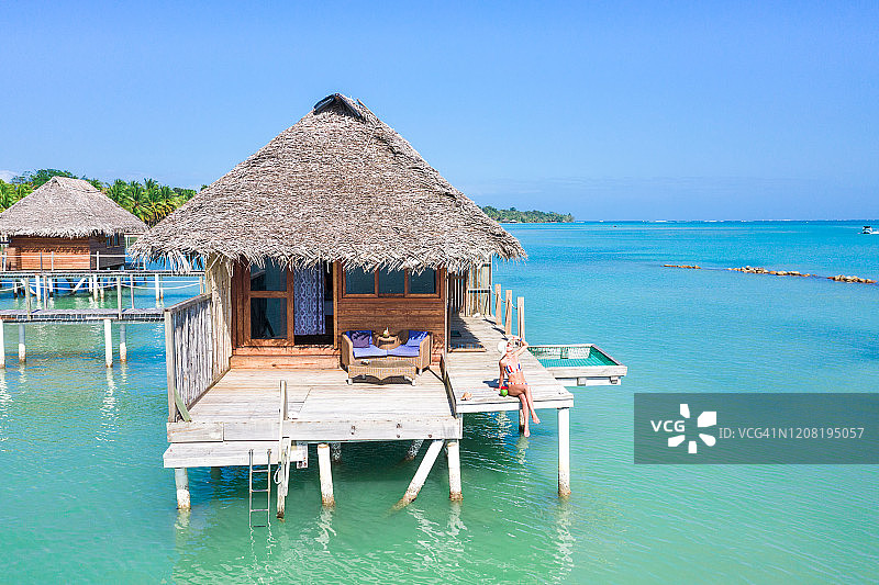 游客在博卡斯-德尔托罗，巴拿马，水上小屋放松图片素材