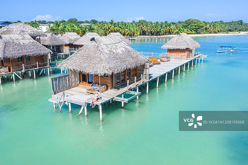 游客在博卡斯-德尔托罗，巴拿马，水上小屋放松图片素材