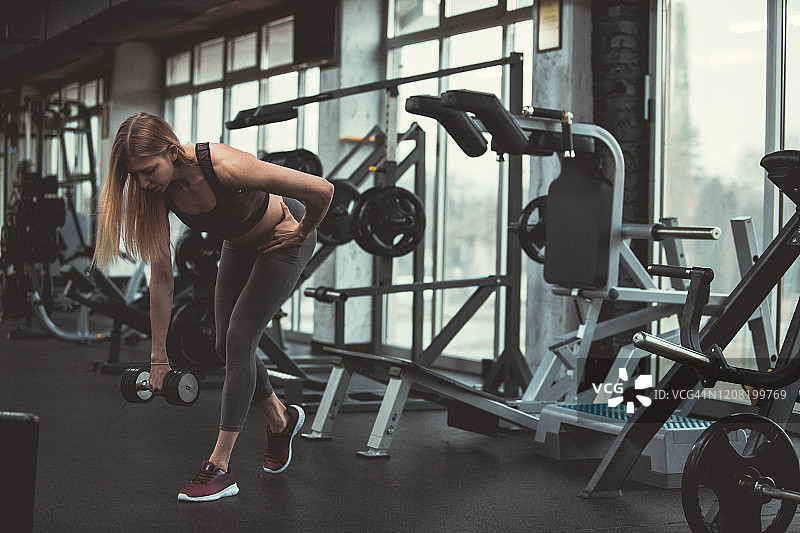 用哑铃锻炼臀大肌和腿筋图片素材