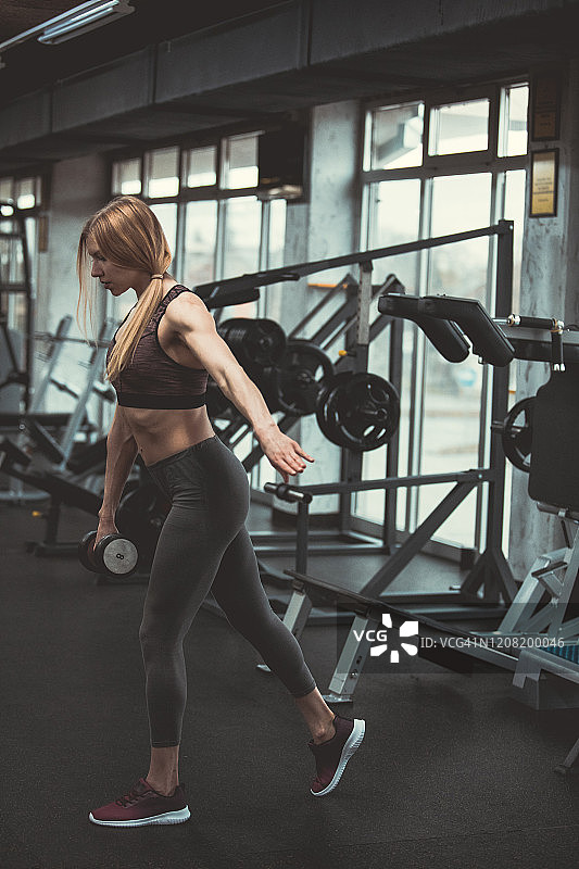 做单腿硬拉以保持平衡的女人图片素材