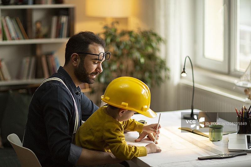 在爸爸办公室里玩乐图片素材