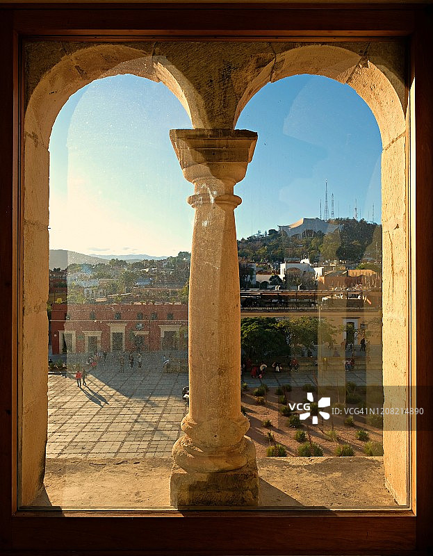 透过窗户看到的瓦哈卡城市景观图片素材