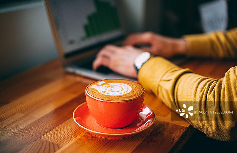 男人制作美味的咖啡拿铁图片素材