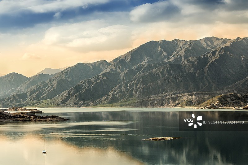 阿根廷门多萨省安第斯山脉的波特里略斯湖景色，湖上有帆船图片素材