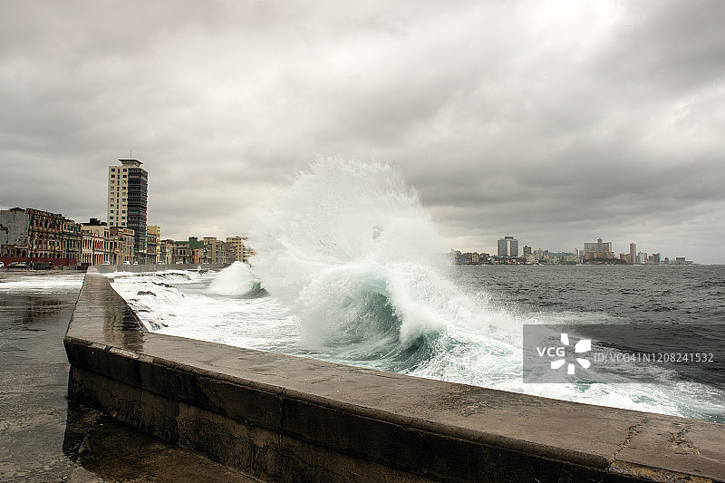 古巴哈瓦那的马雷孔滨海大道图片素材
