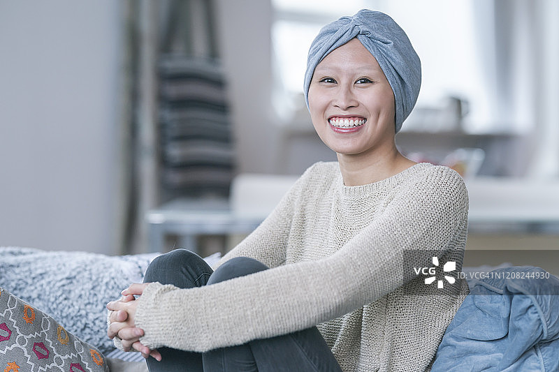 患癌症的年轻亚洲女性图片素材