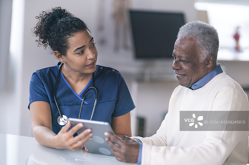 年长的男人与医生会面图片素材