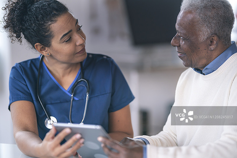 女医生咨询老年病人图片素材