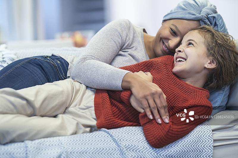 患病妇女拥抱女儿图片素材