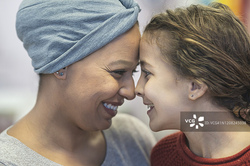 患癌症的女人和她的小学年龄女儿的肖像图片素材