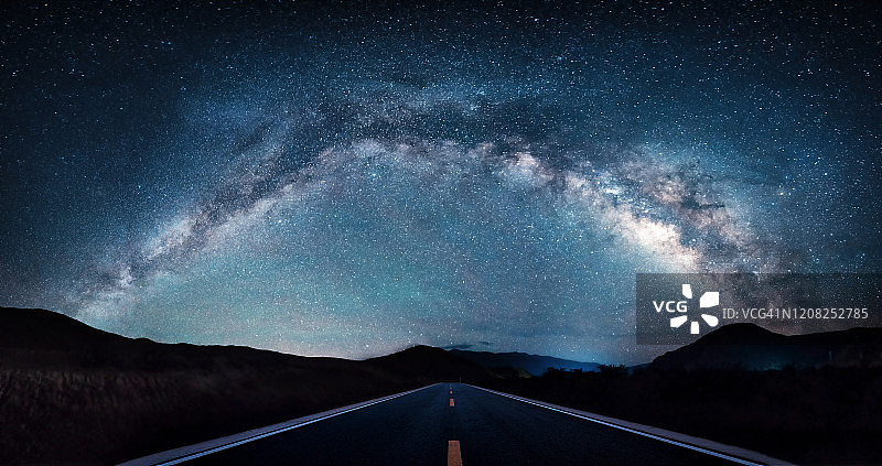 银河拱桥下的道路图片素材