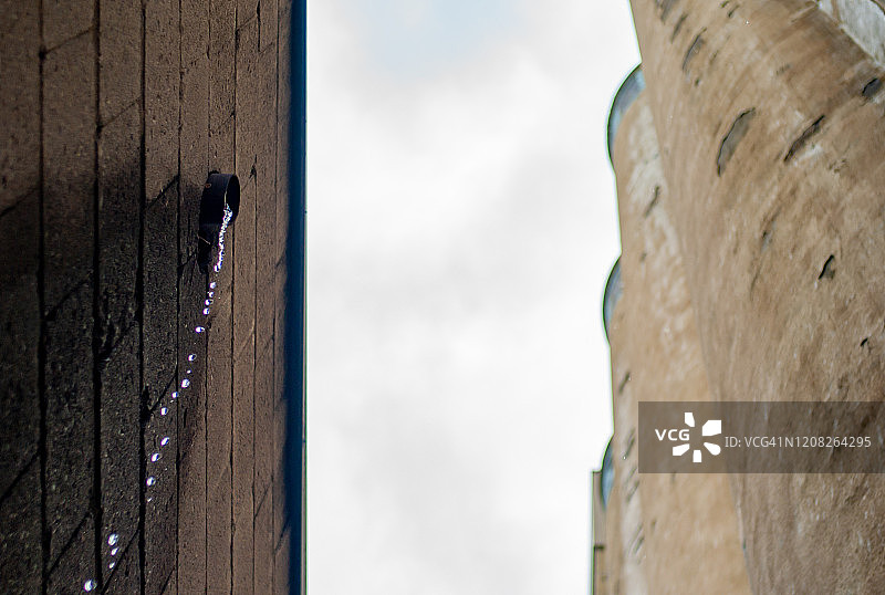 蒙特利尔的乡村砖墙水管植物景观图片素材