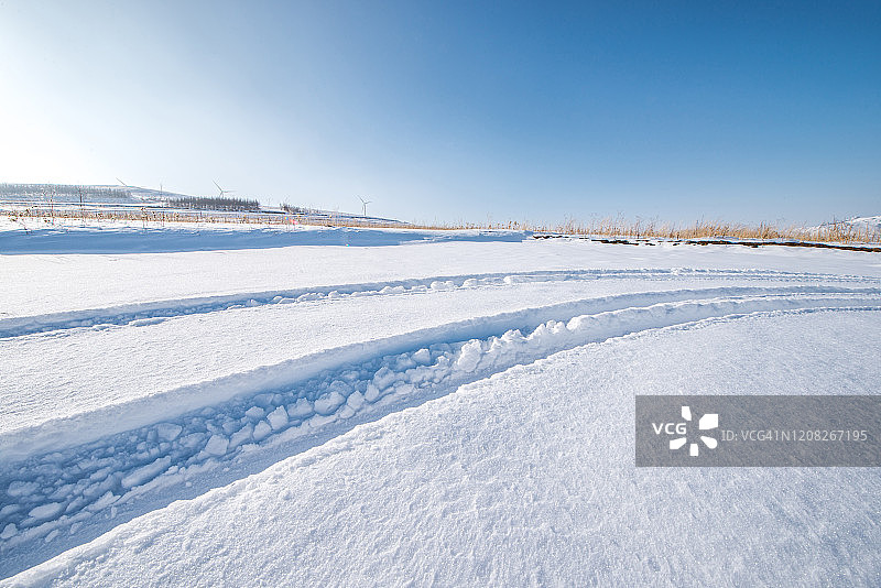 雪道在自然荒野图片素材