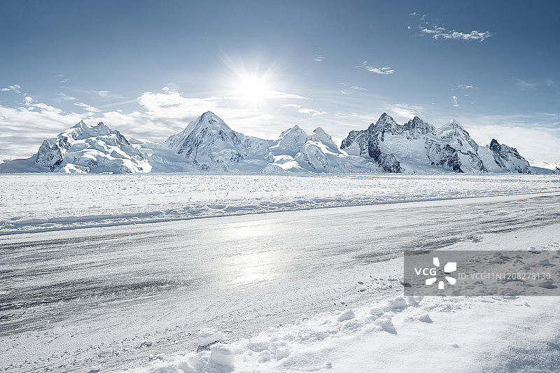 瑞士雪山公路图片素材