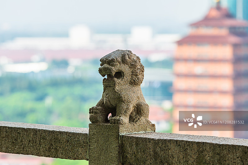 中国江苏省江阴市华西村石栏杆上的石狮子特写图片素材