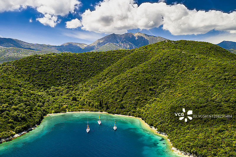 希腊凯法利尼亚岛附近海湾的游艇图片素材