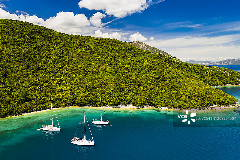 希腊凯法利尼亚岛附近海湾的游艇图片素材