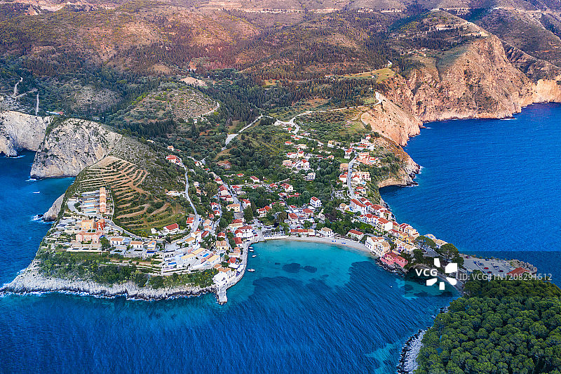 希腊凯法利尼亚岛阿索斯村的日落海景图片素材