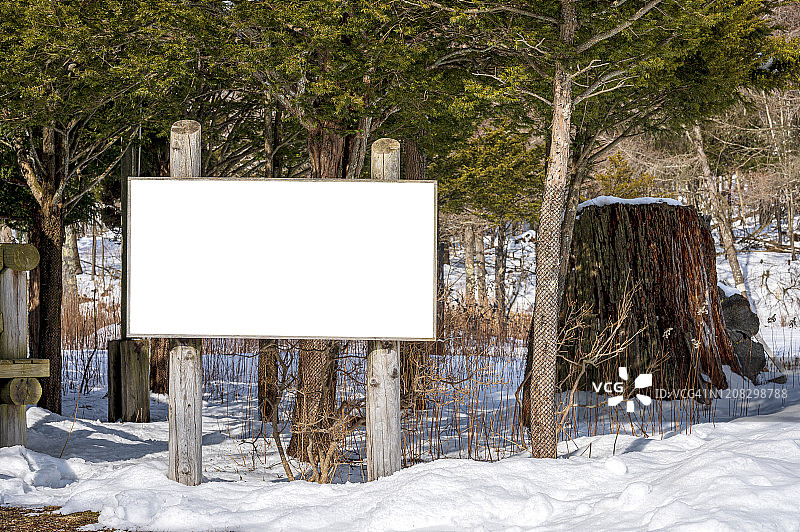 公园内的空白广告牌，用于图形展示图片素材