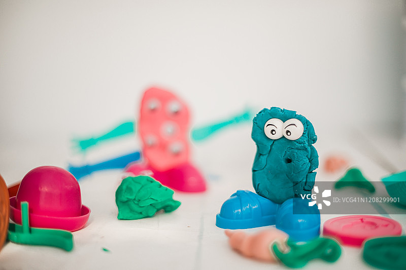 带谷歌眼睛的泥塑怪物图片素材