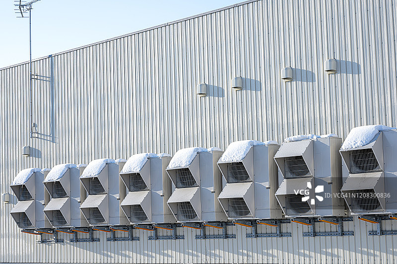 建筑物外部的空气加热器空调机组压缩机图片素材