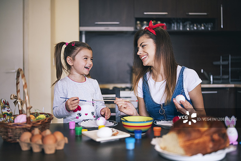 幸福家庭彩绘复活节彩蛋图片素材