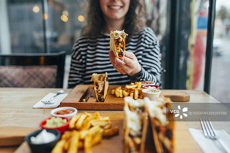 吃墨西哥卷饼的女人图片素材