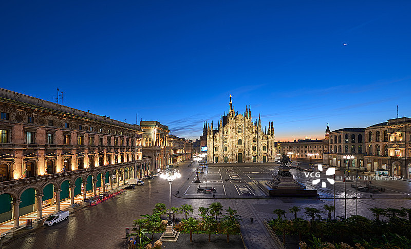 意大利米兰大教堂和主教座堂广场的黎明图片素材