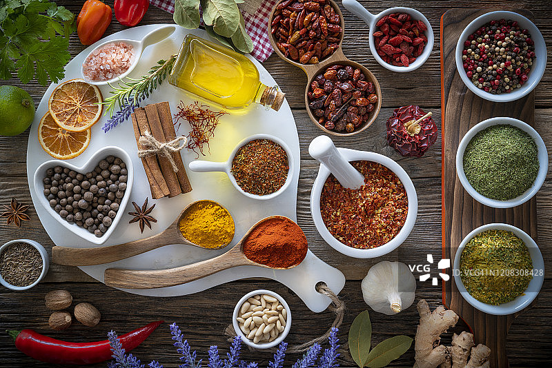 乡村木桌上的香料、香草与调味品图片素材