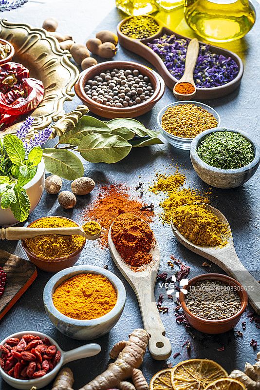 灰色背景上的香料调味品图片素材