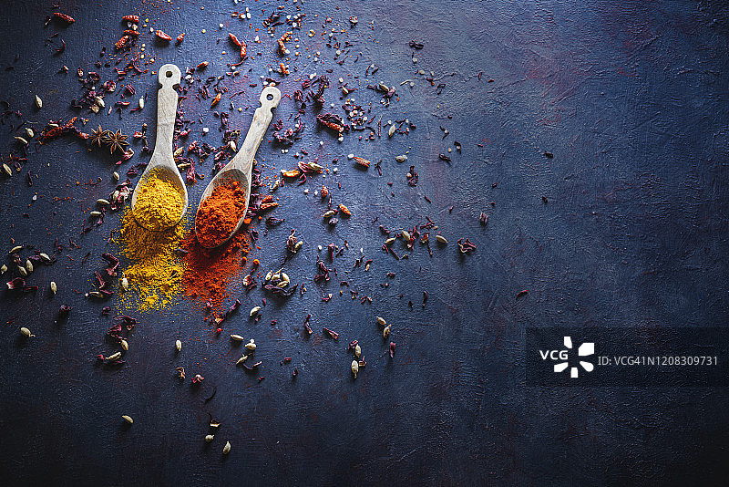 红辣椒和姜黄的香料木勺图片素材