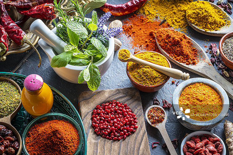 灰色背景上的香料调味品图片素材