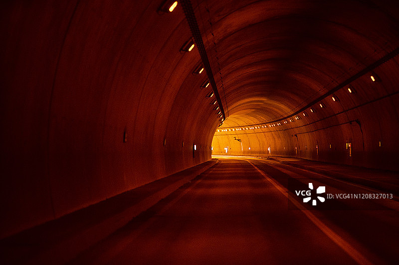 开放式高速公路地下隧道的广角视图，带照明图片素材