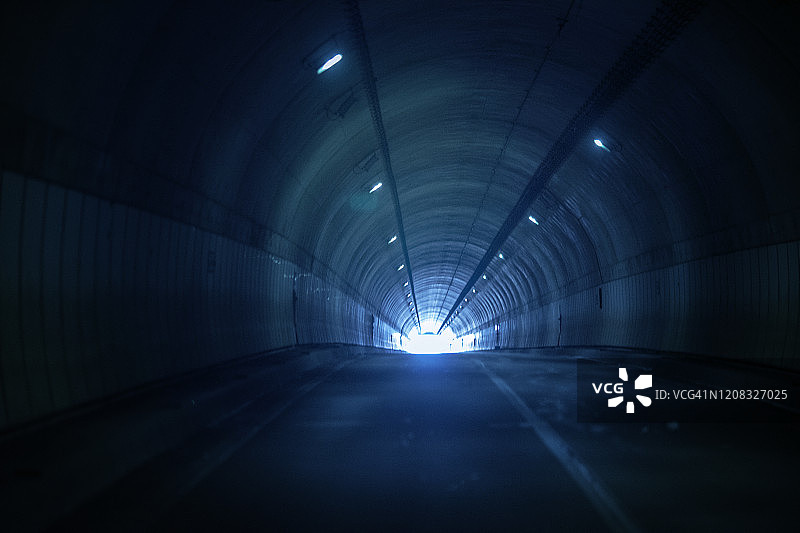 开放式高速公路地下隧道的广角视图，带照明图片素材