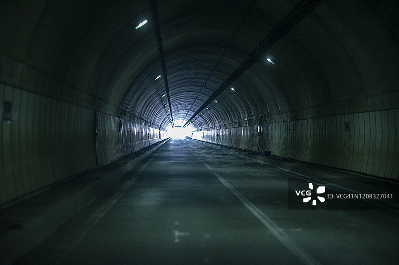 开放式高速公路地下隧道的广角视图，带照明图片素材
