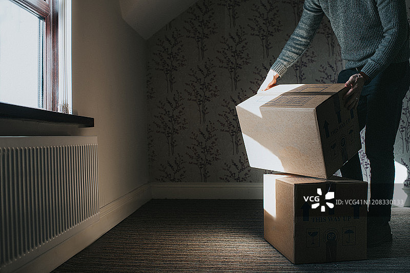 男人搬运箱子图片素材