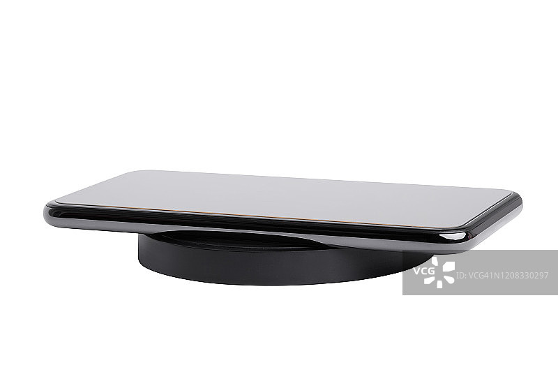 白色背景上的无线充电器和手机图片素材