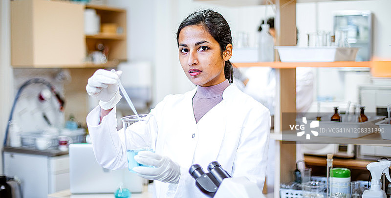 实验室里的科学家肖像图片素材